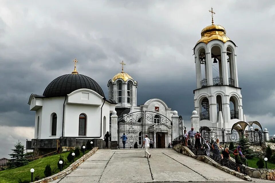 Сайт свято георгиевского. Свято-Георгиевский женский монастырь Ессентуки. Свято-Георгиевский женский монастырь Кисловодск. Свято-Георгиевский монастырь Пятигорск. Ессентуки храм Георгия Победоносца.