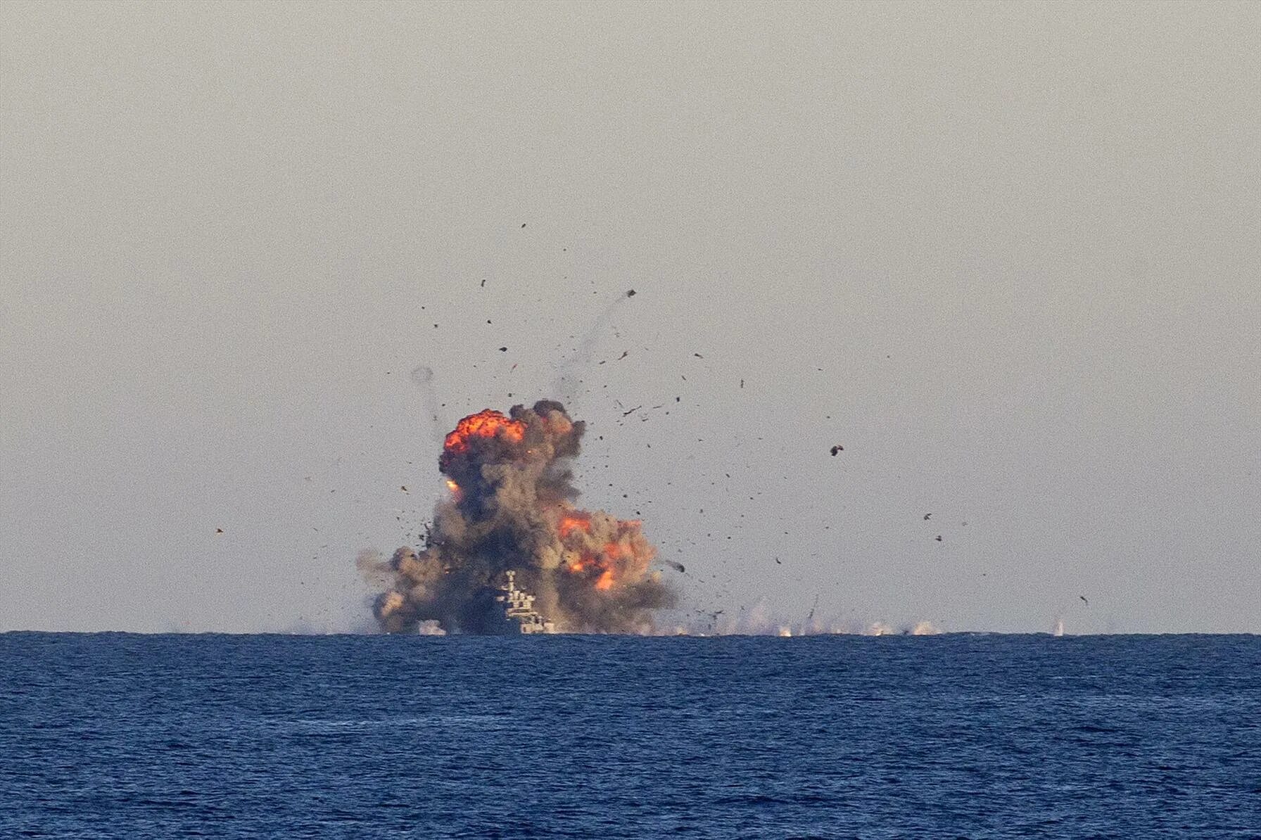 эсминец старк. попадание ракеты в американский корабль. подбитые корабли в тихом океане. американский фрегат uss stark (ffg-31). попадание торпеды в корабль.