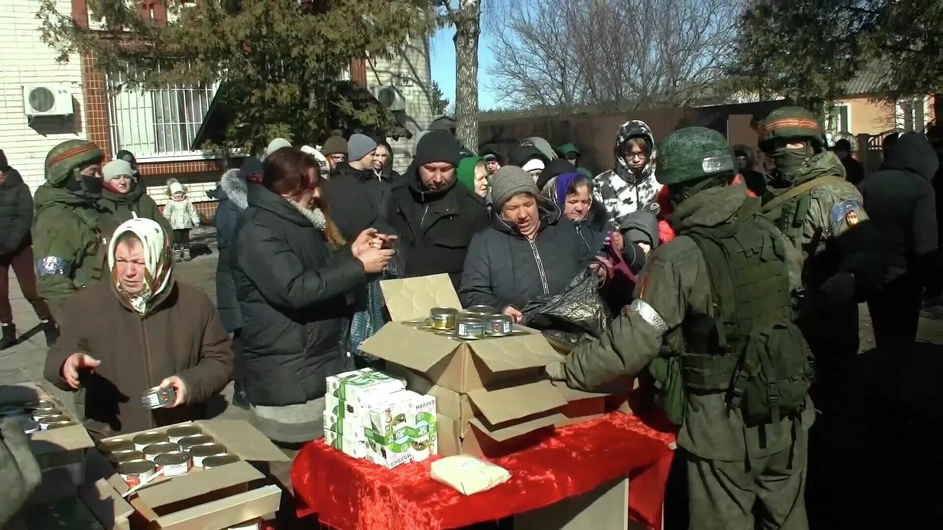 Раздача гуманитарных. Раздача гуманитарных