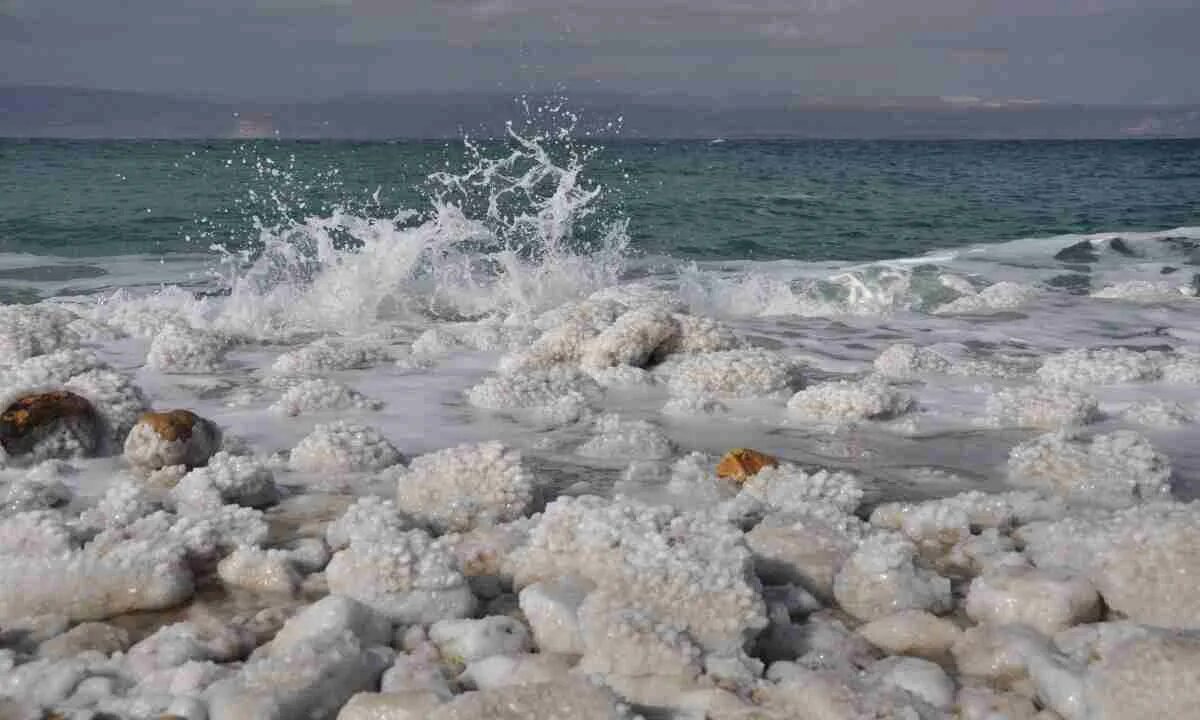 Море миру соль. Солённость мёртвого моря. соль мёртвого моря. соленая вода. море соленая вода.