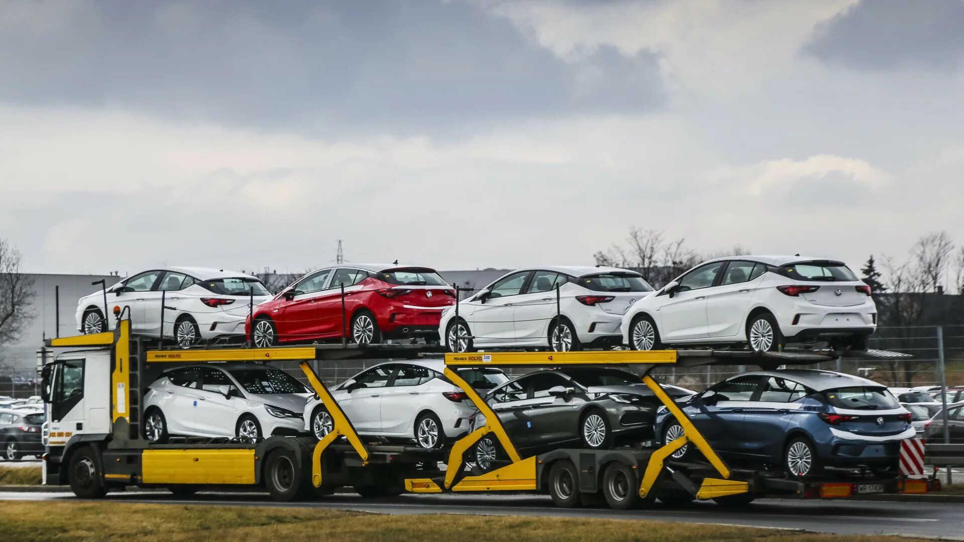 Параллельный импорт мазда. Авто на автовозе. импортные автомобили. автомвоз с маслкарами.