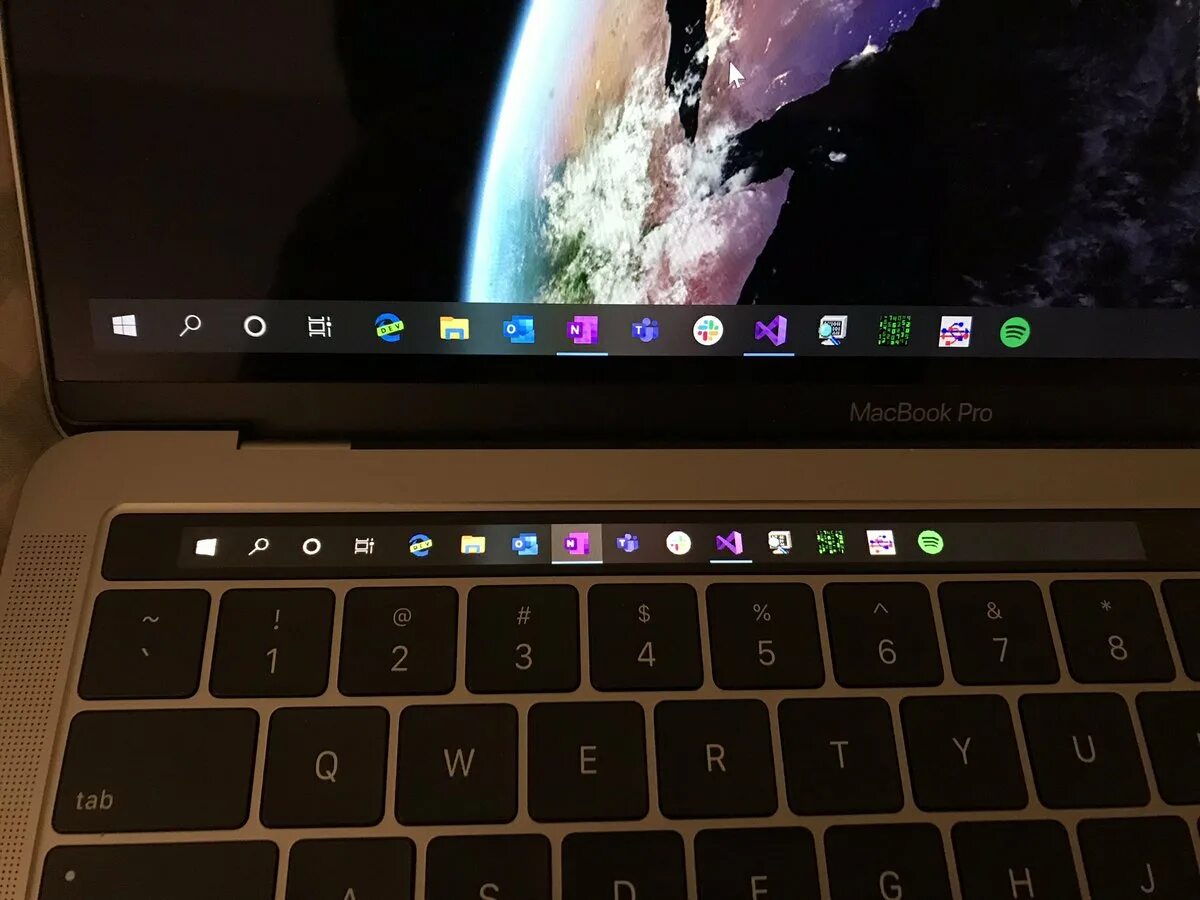 Тусклый экран. MACBOOK Pro Touchbar. Макбук с Touchbar 2019. MACBOOK Pro m1 Touch Bar. MACBOOK Pro с тач баром.