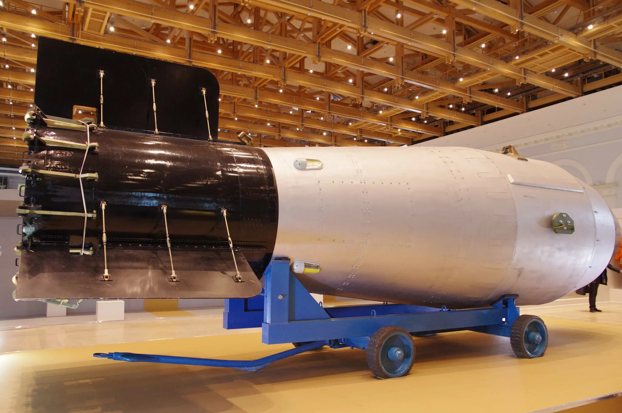 Самая мощная бомба в россии. Царь-бомба (ан602) – 58 мегатонн. Термоядерная Авиационная бомба ан602. Царь бомба 58 мегатонн. Ан602 термоядерная бомба — «царь-бомба» (58,6 мегатонн).
