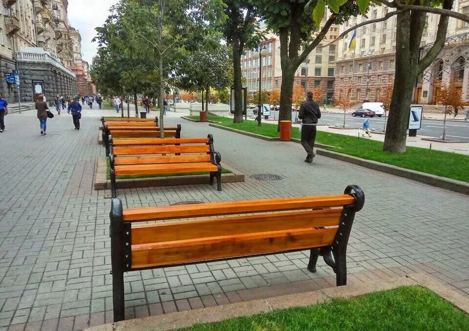 Скамейка в горах. Лавочка в горах осетии. Лавочка на горе. Лавочки на улицах города. Гор скамья.