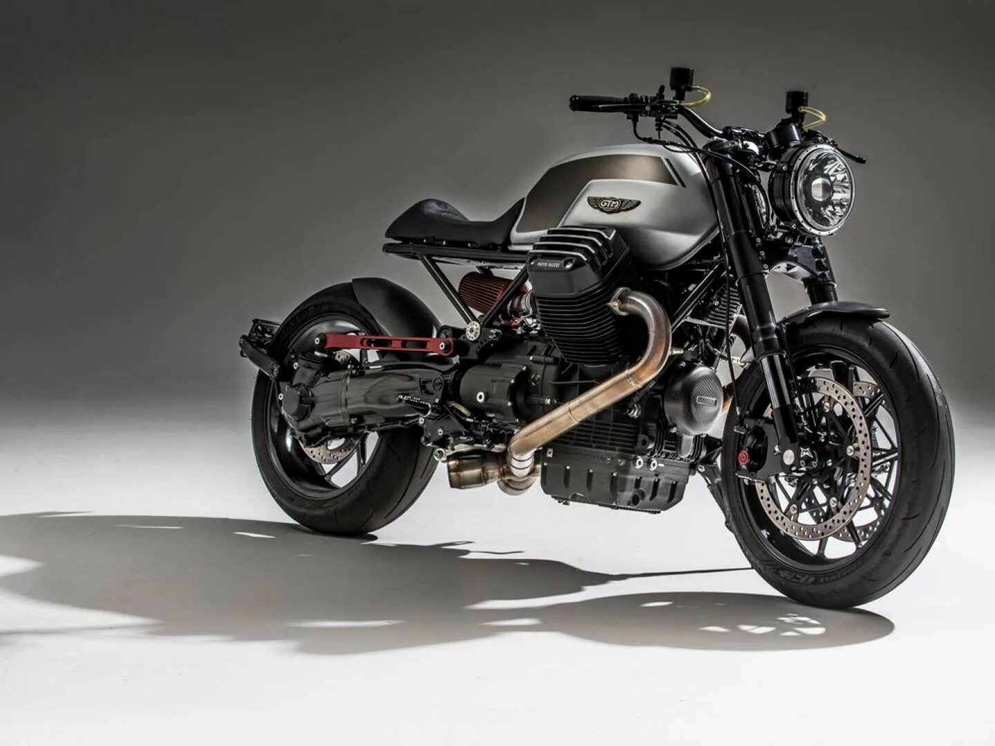Байк название. Moto Guzzi Custom. Мото Гуцци v10. Moto Guzzi Daytona. Мотоциклы ручной сборки.