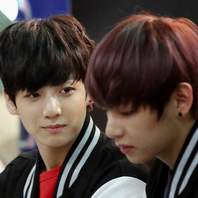 Фф вигуки пробка на 5 авеню. Вигуки 2013. чонгук и тэхен. taekook 2013. taekook 2014.