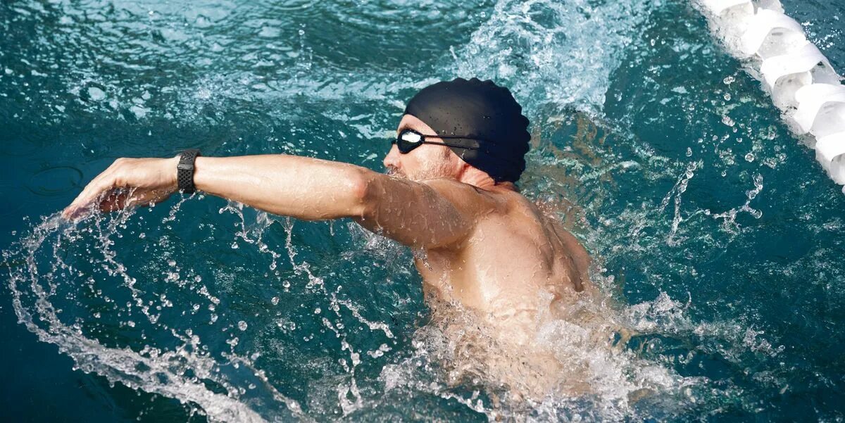Have a swim. Смарт часы для плавания в бассейне. Баттерфляй плавание. Тренировка в бассейне для пенсионеров. Плавание apple watch.