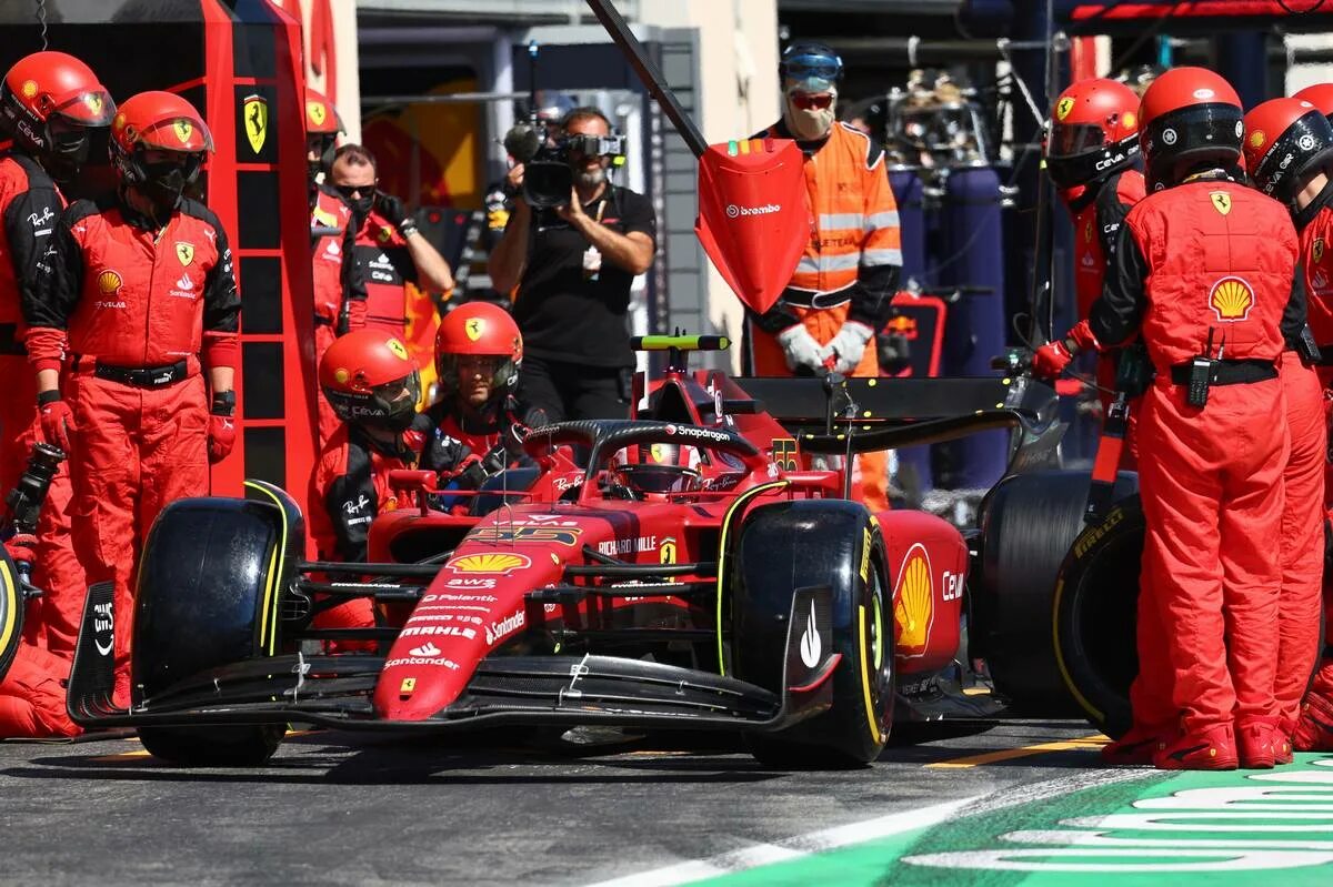 F1news новости формулы 1. Карлос Сайнс формула 1 Феррари. Феррари ф1 2022. Формула 1 Феррари 2022. Ferrari f1 Team.