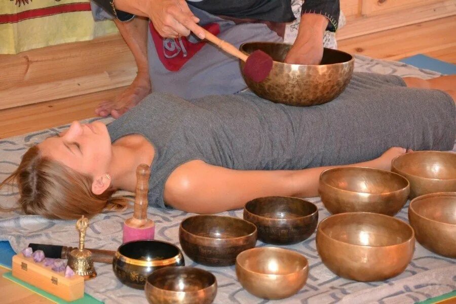 Непальские чаши. Тибетские чаши медитация. Поющие чаши тибета. Поющая чаша. Звукотерапия с тибетскими чашами.