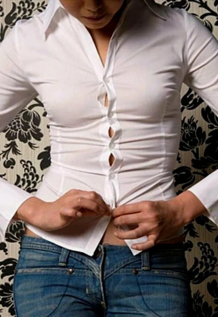 Через рубашку. Мужчина в рубашке. Грудь через блузку. Шарлиз террон грудь. Через рубашку.