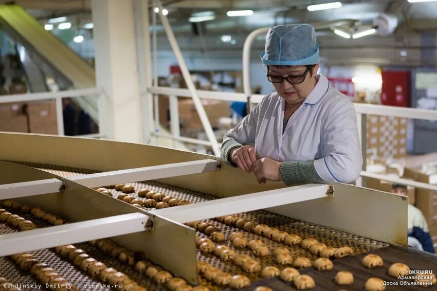 Фасовщица в уфе. Ткачихи иваново. Фасовщик кондитерских изделий. Фасовщик кондитерских изделий. Шоколадная фабрика чехия.