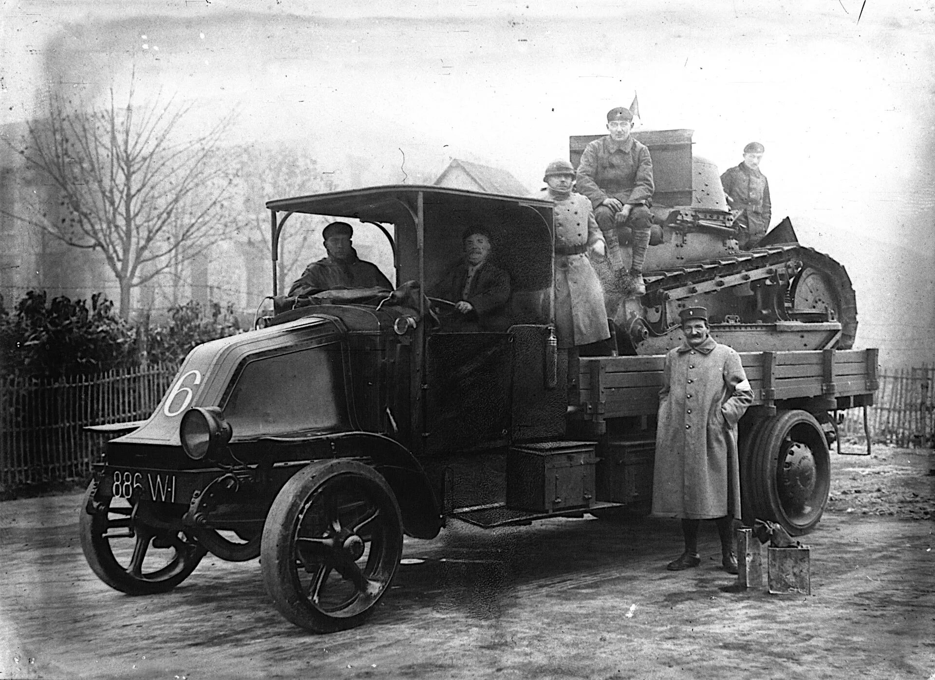 Автомобили первой мировой. Грузовик Рено 1 мировой войны. Тягач Renault FP 1917. Renault-Type-Fu-1914. Renault 1917 автомобиль.