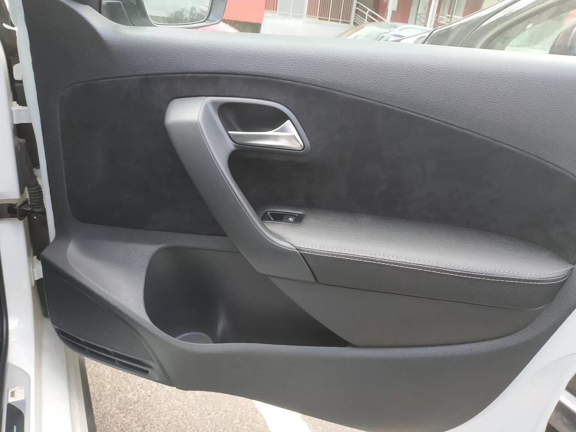 Обшивка двери фольксваген поло. Дверная карта passat b6. Заглушки обшивки дверей vw polo 1994-2001. Обшивка дверей vw. Перешивка салона поло седан.