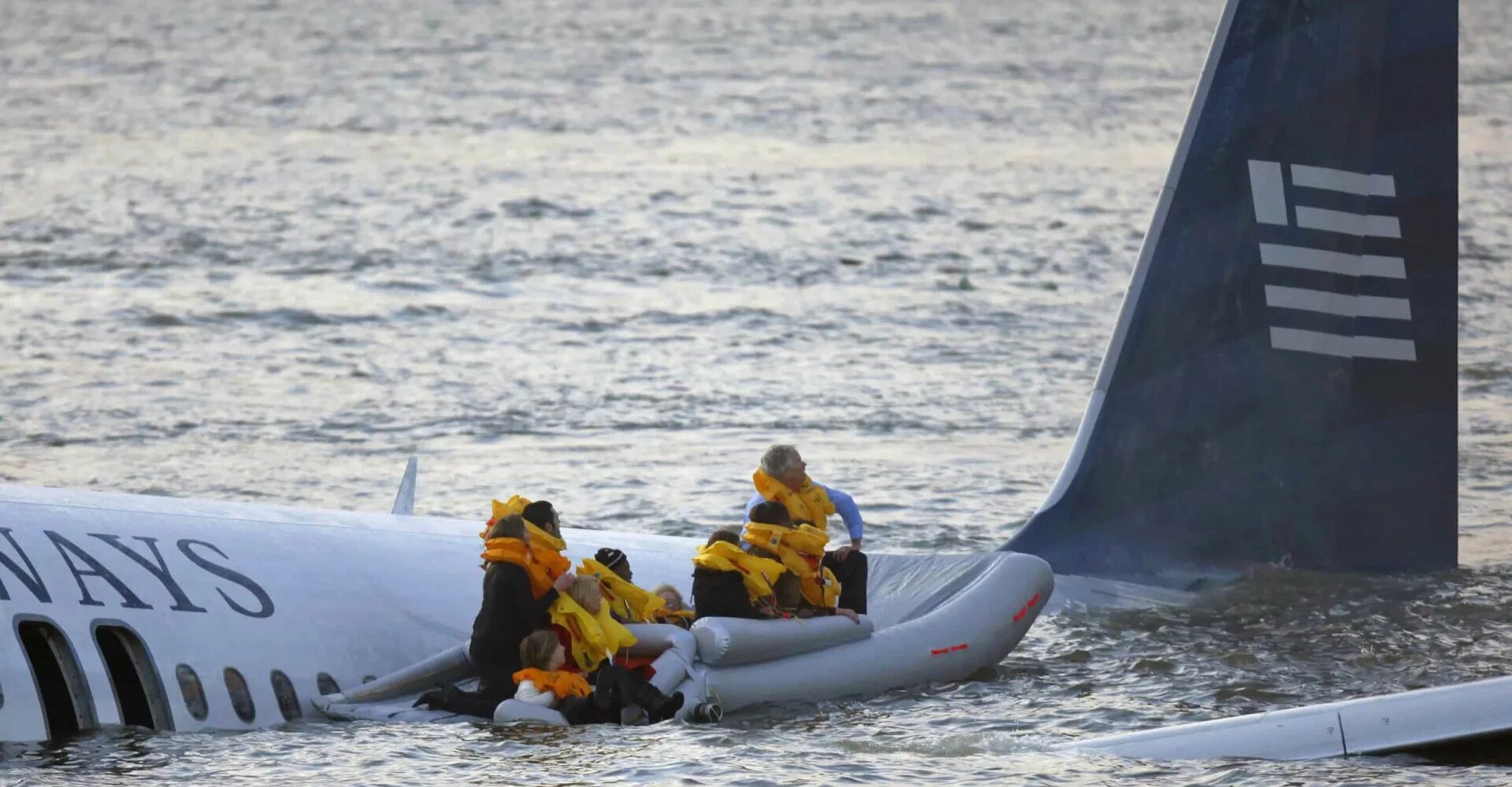 Hudson river plane crash. Аварийная посадка a320 на Гудзон. Посадка а320 на Гудзон. Посадка а320 на Гудзон пилот. Авиакатастрофа на Гудзоне 2009.