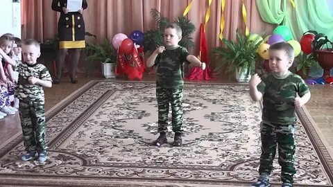 Танец пацаны в строю стоят в детском