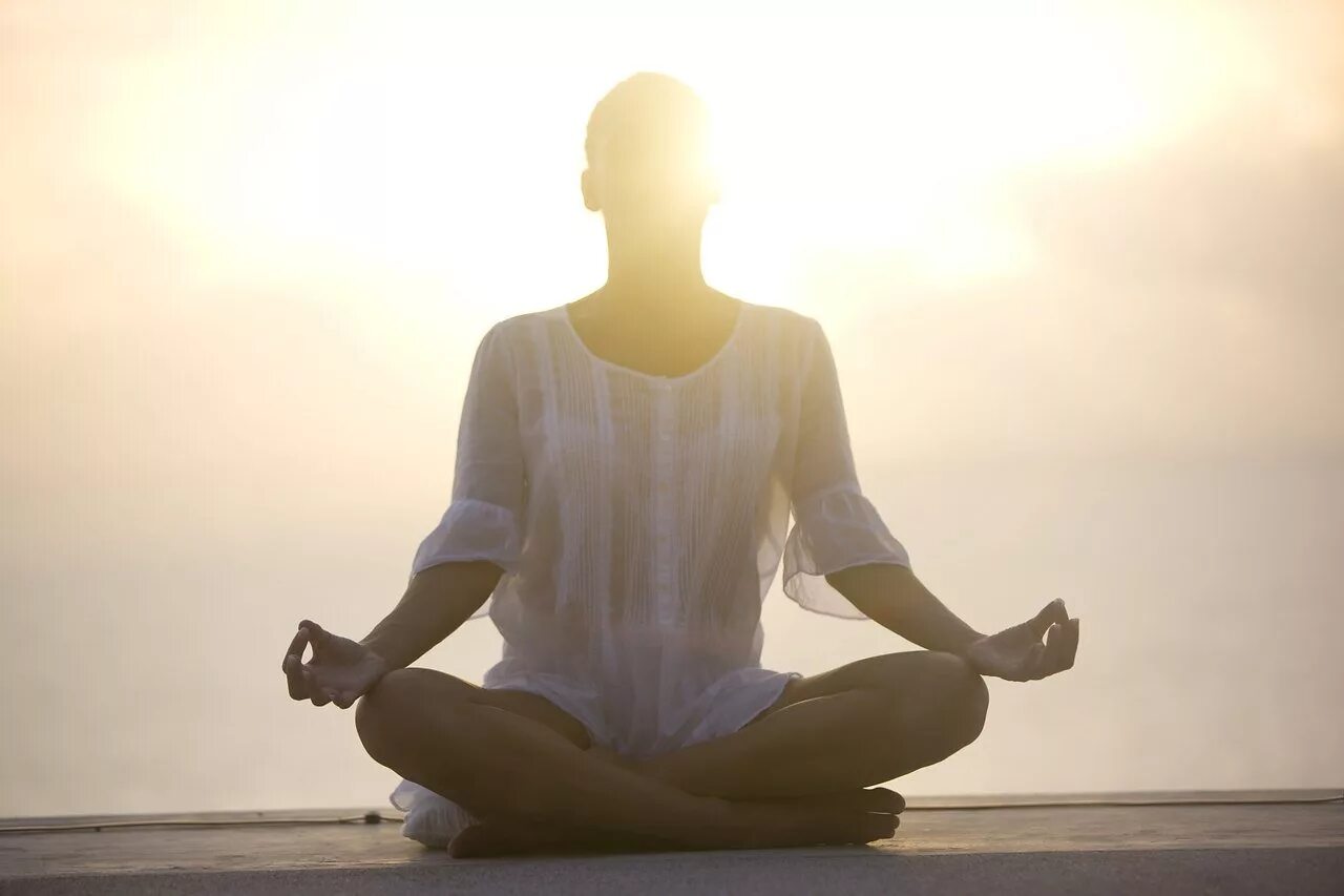 Открой медитацию. Дыхание йога Капалабхати. Медитация дыхание. Дыхательные практика и йбога. Медитация девушка.