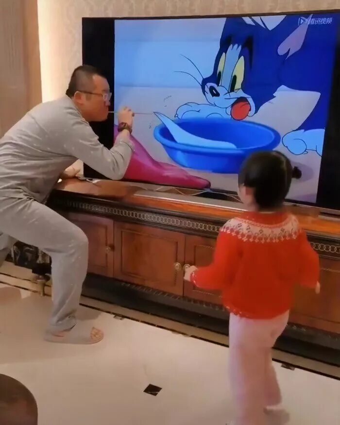 Гениальный папа. Tom va Jerry tik Tok Videolari. Супер папа китаец придумал игры для Дочки.