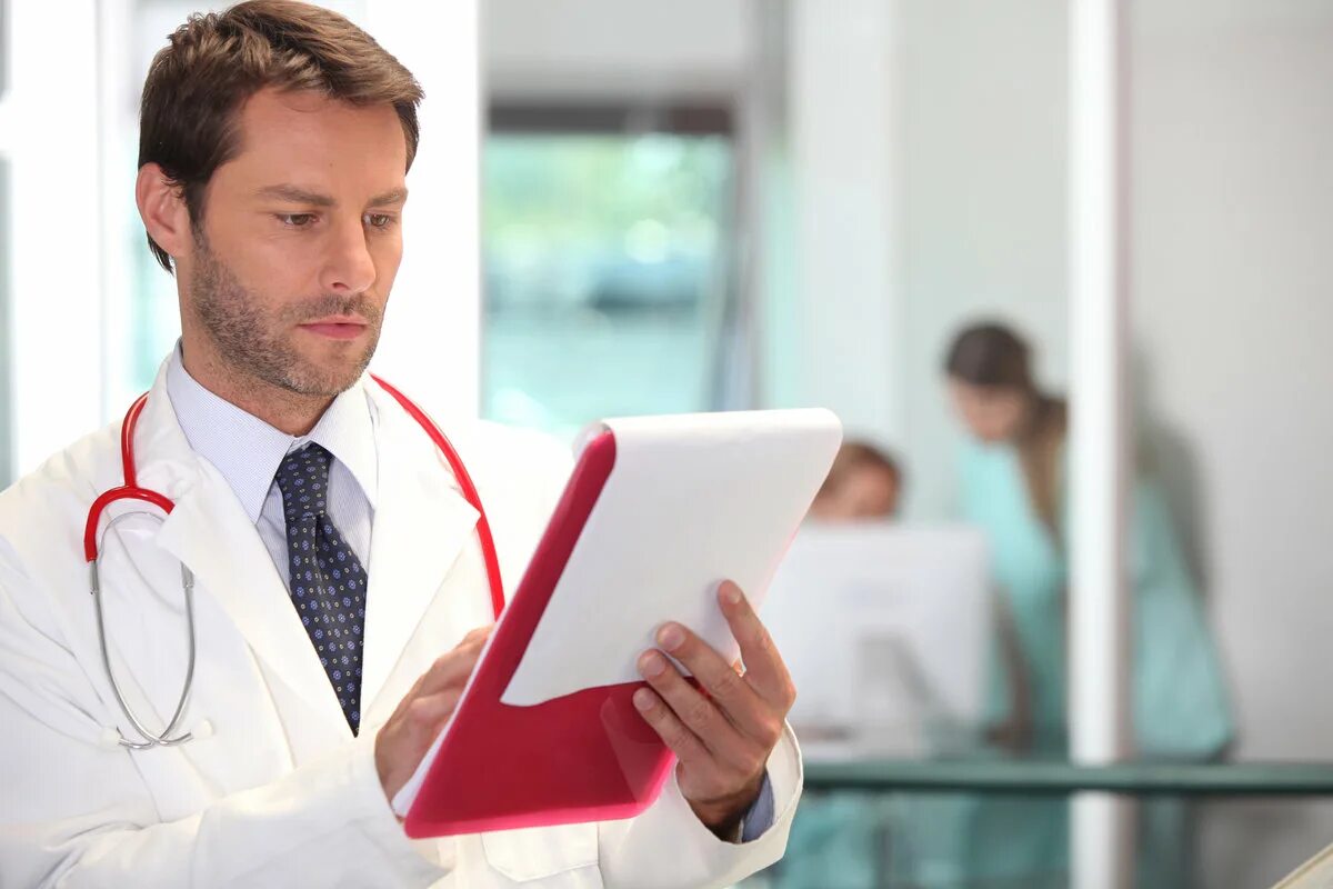 фотографии врачей. мужественный доктор. врач читает картинки. врач читает фото. врач читает фото.