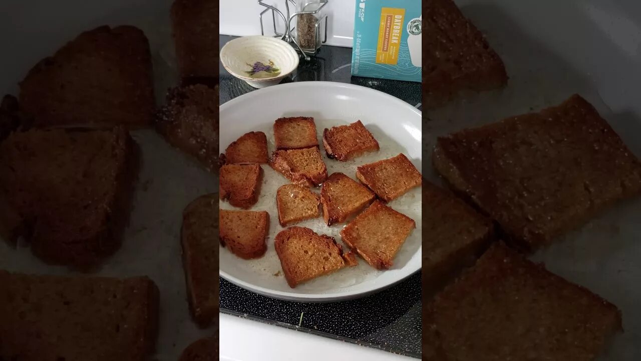 Как сделать гренки с чесноком из черного. Гренки с чесноком из черного хлеба. гренки черный хлеб с чесноком. чесночные гренки из черного хлеба в пакете. гренки с чесноком из черного хлеба мк.