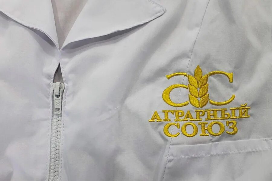 Изготовление логотипов на одежду. Оборудование для нанесения логотипов на одежду. Изготовление логотипов на одежду. Машины для вышивки логотипов на одежде. Вышивка логотипа.