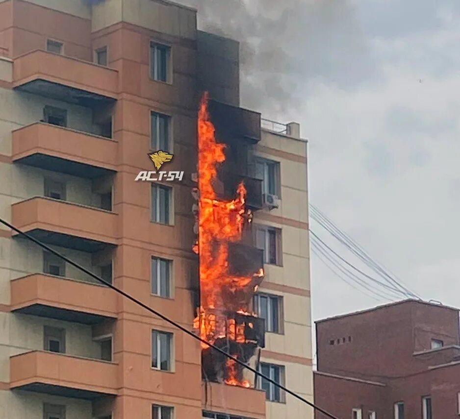 Сгорела многоэтажка. Ленина 94 Новосибирск пожар. Горящий многоэтажный дом. Здание горит. Многоэтажка горит.