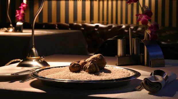 Трюфели роскошь юных. Что такое белый трюфель деликатес. Трюфель (грибы). Евгений онегин обед в ресторане. Вкус черного трюфеля.