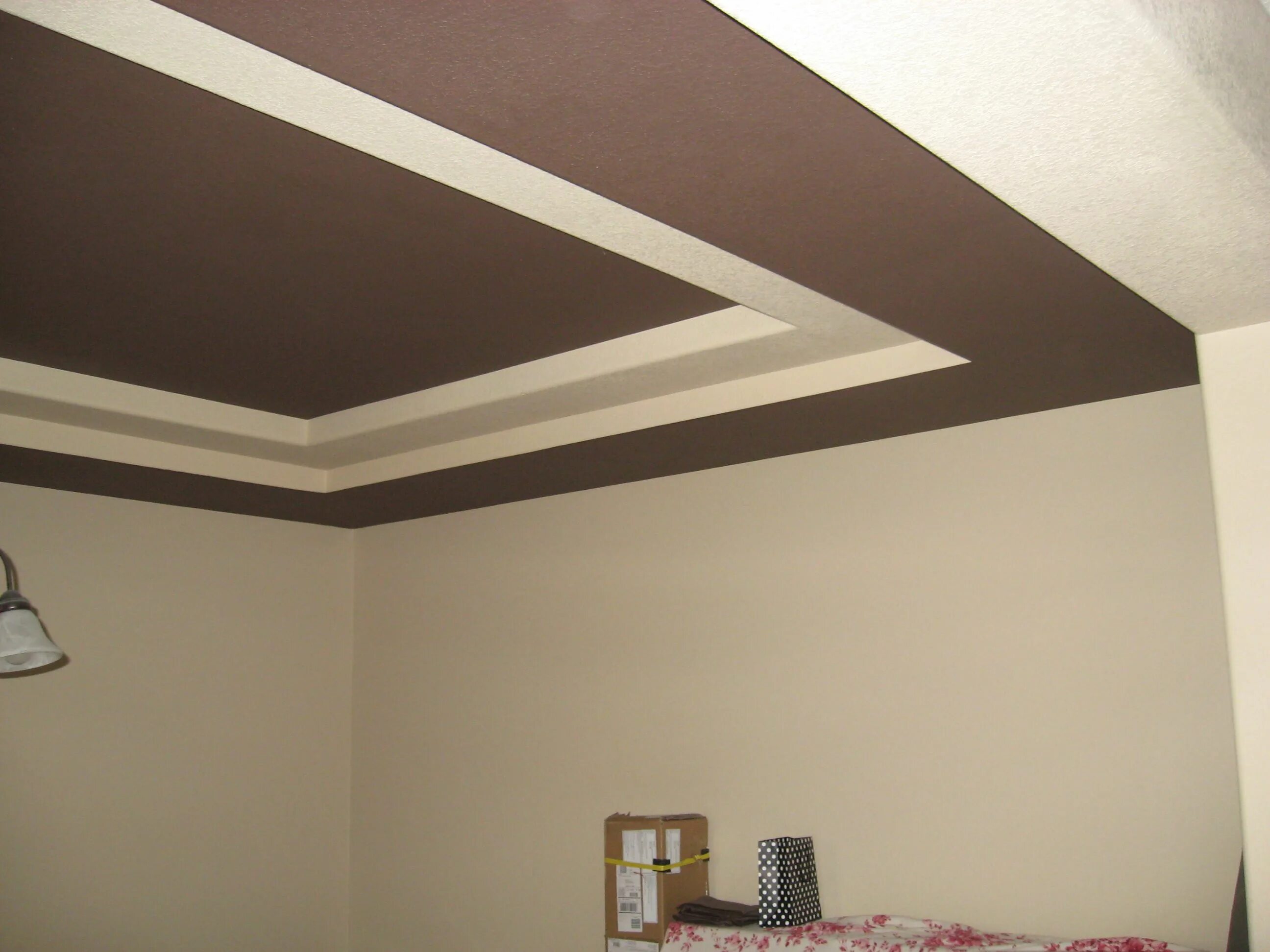 Покраска гипсокартона краской. Крашеный потолок. Краска для гипсокартона на потолок. Потолки из гипсокартона цвета. Потолок из гипсокартона окрашенный.