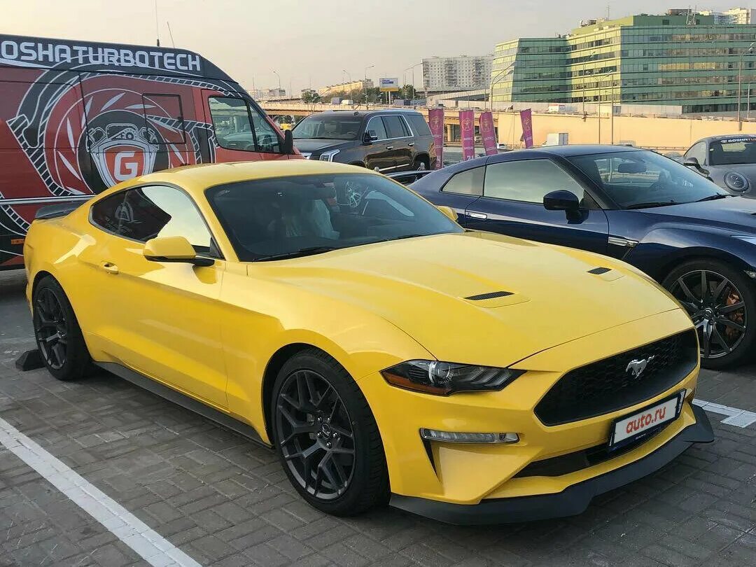 Форд мустанг москва. Форд Мустанг 2018. Ford Mustang 2018 желтый. Форд Мустанг 2022 желтый. Форд Мустанг кабриолет 2018 желтый.