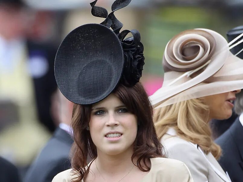 She hat got. Скачки аскот шляпки. Принцесса Беатрис зеленая шляпка. Шляпки британской королевской семьи. Королевские шляпы.