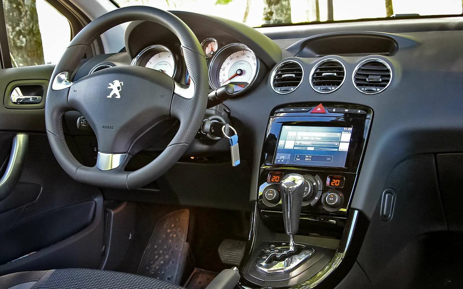 Пежо функции. Peugeot 408 рестайлинг салон. пежо 408 салон. новый пежо 408 салон. peugeot 408 салон.