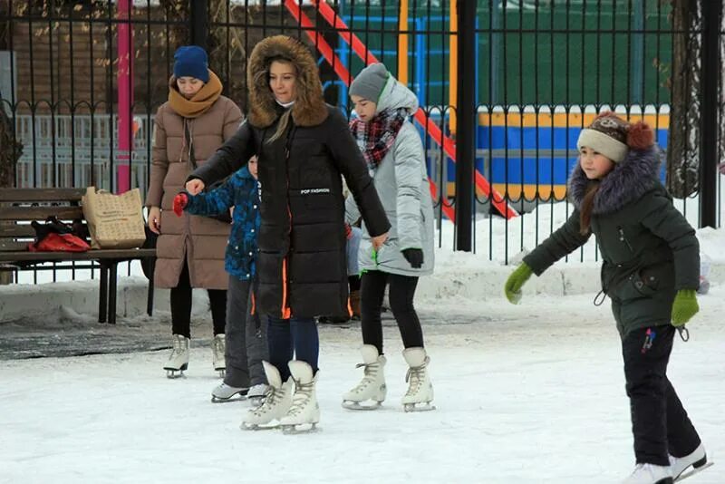 Каток на речном вокзале 2022. Каток вешняки московские. Каток на площади ленина. До какого числа открыты катки. Бийск архиерейская площадь.