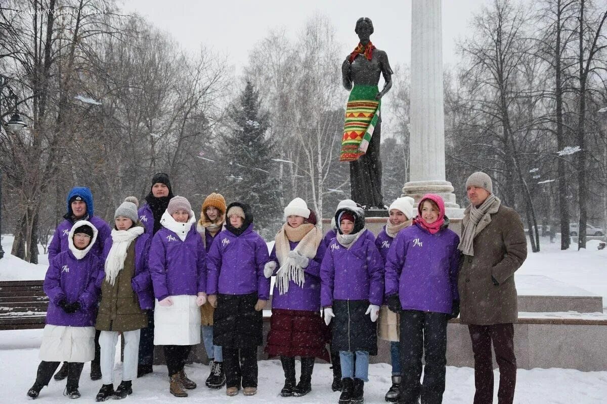 Новые имена томск 2024. Памятник Татьяне Томск. Памятник Татьяне Бородиной. Памятник Татьяне Устинове на Камчатке. Флэш-моб Татьянин день в Томске.