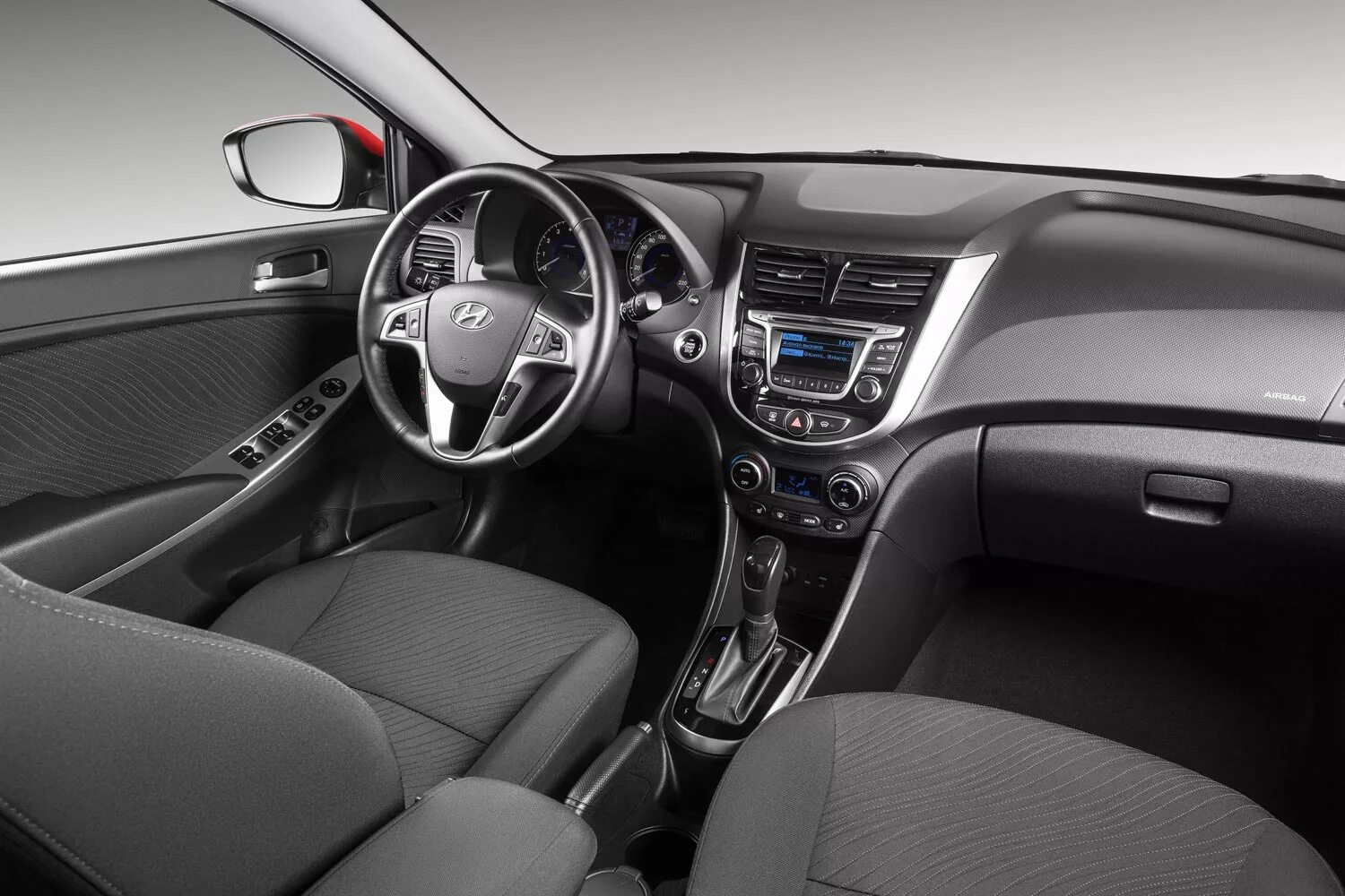 Hyundai solaris 2008. Хундай солярис 2015 салон. Hyundai solaris 2014 салон. Хендай солярис 2014 интерьер. Hyundai solaris 2012 хэтчбек салон.