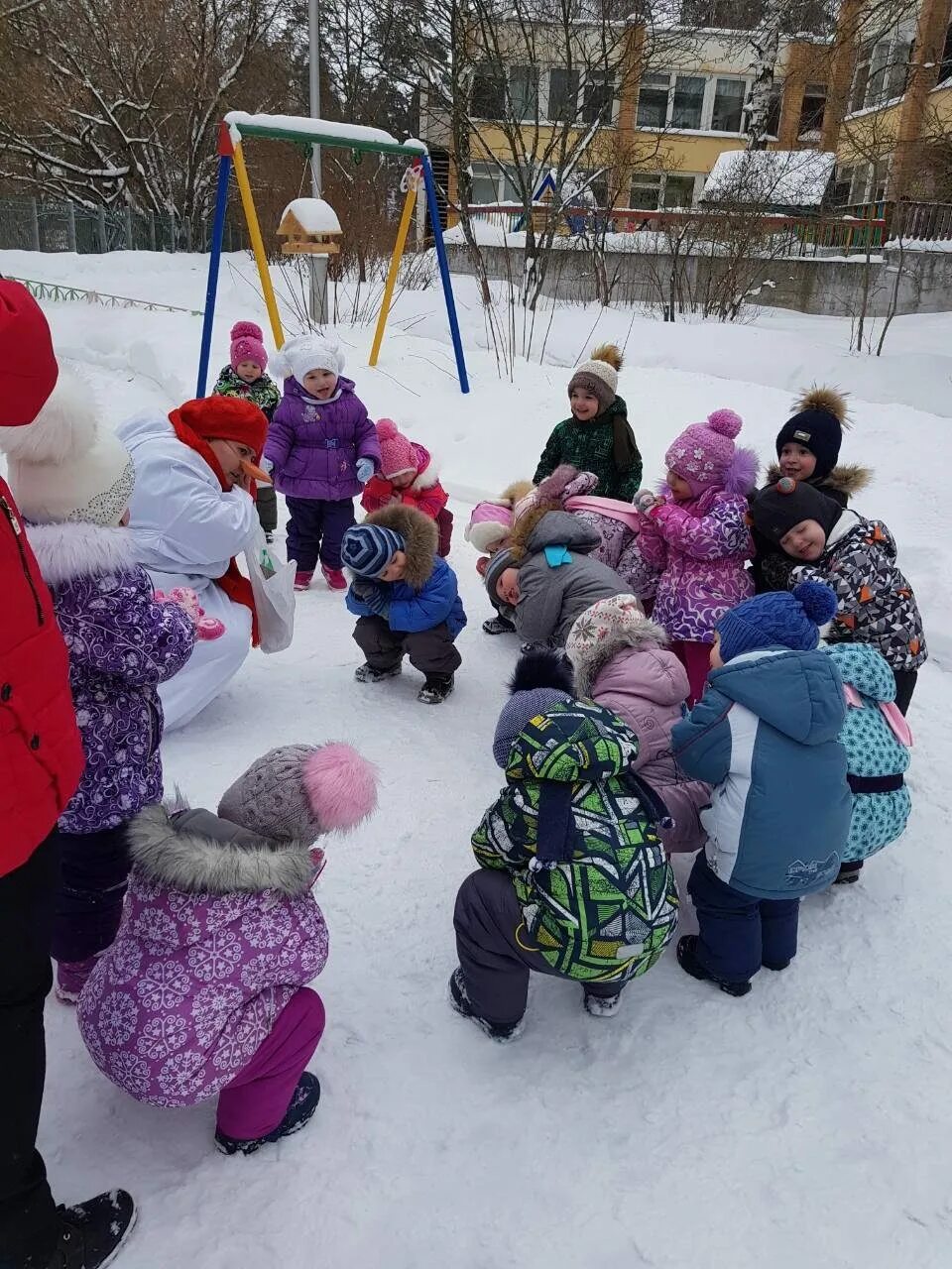 Зимой можно играть. Зимние детские игры. Зимние игры на улице. Зимние игрушки для детей на улице. Зимние забавы праздник двора.