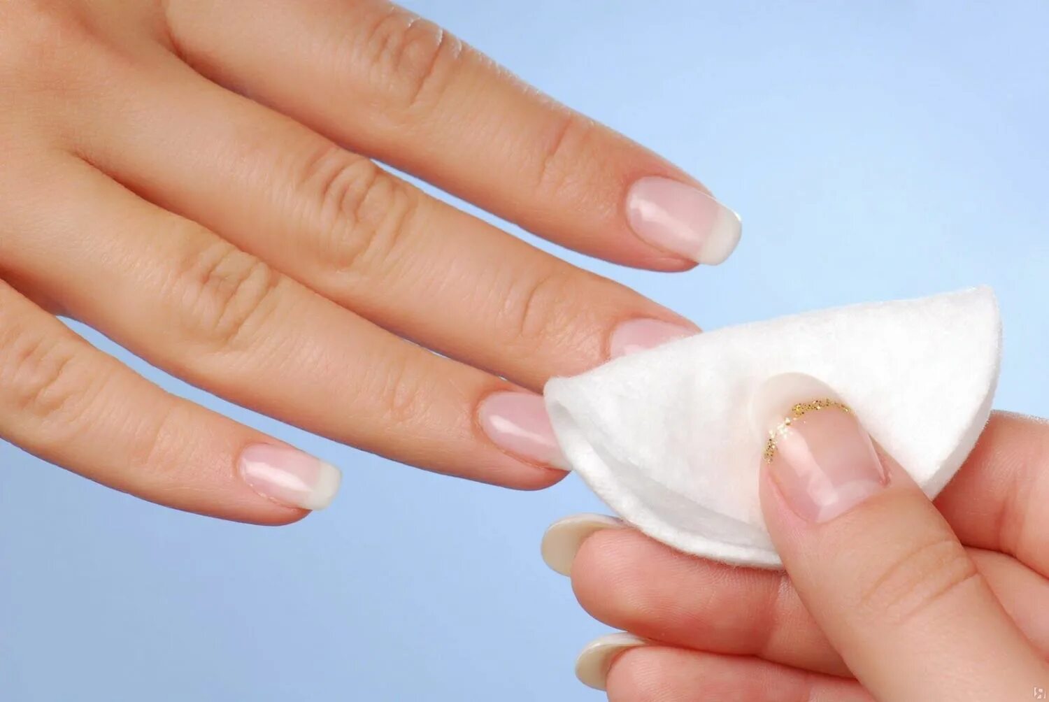 Салфетки с обезжиривателем для маникюра. Маникюр снятие покрытие. Нанесение обезжиривателя на ногти. Снятие маникюра. Обезжирить ногтевую пластину.