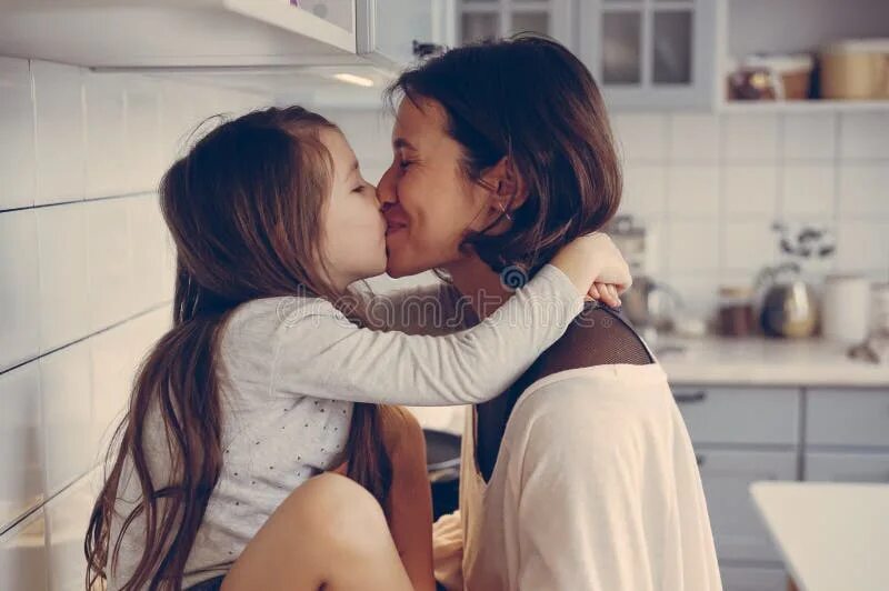 Мальчик целует маму в губы. Мать взасос. Мама целует дочку с языком. Мать взасос. Мать взасос.