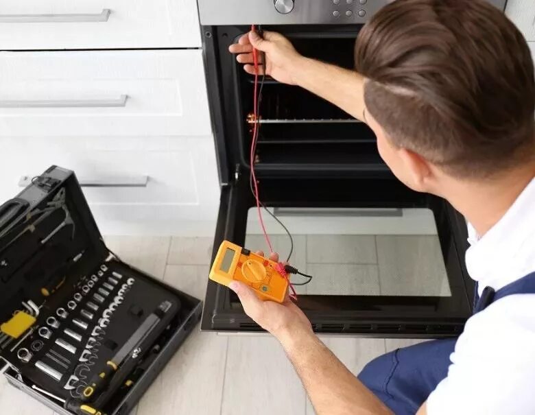 Ремонт духовки. Dryer repair. Ремонт духовых плит. Установщик духового шкафа. Мастер ремонтирует электроплиту.