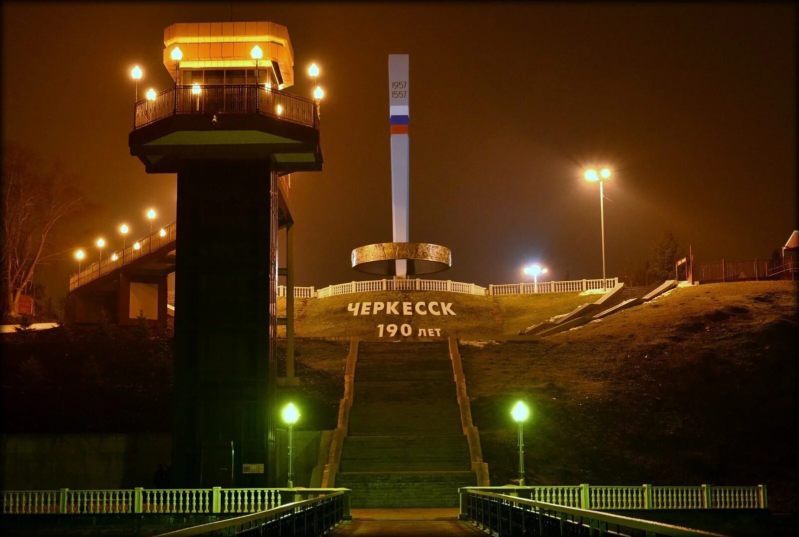 Места черкесска. Ночной зеленый остров Черкесск. Зеленый остров арка Черкесск. Черкесск достопримечательности парк зеленый остров.