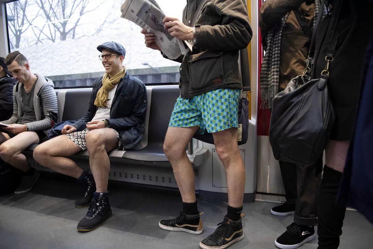 No pants subway ride 2020. Мода без штанов. Мода без штанов. Парни в метро без штанов. Мода без штанов.