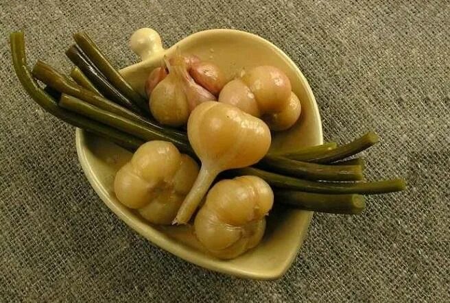 Чеснок засолить быстро и вкусно. Чеснок соленый. Моченый чеснок. Квашеный чеснок. Маринованный чеснок головками.