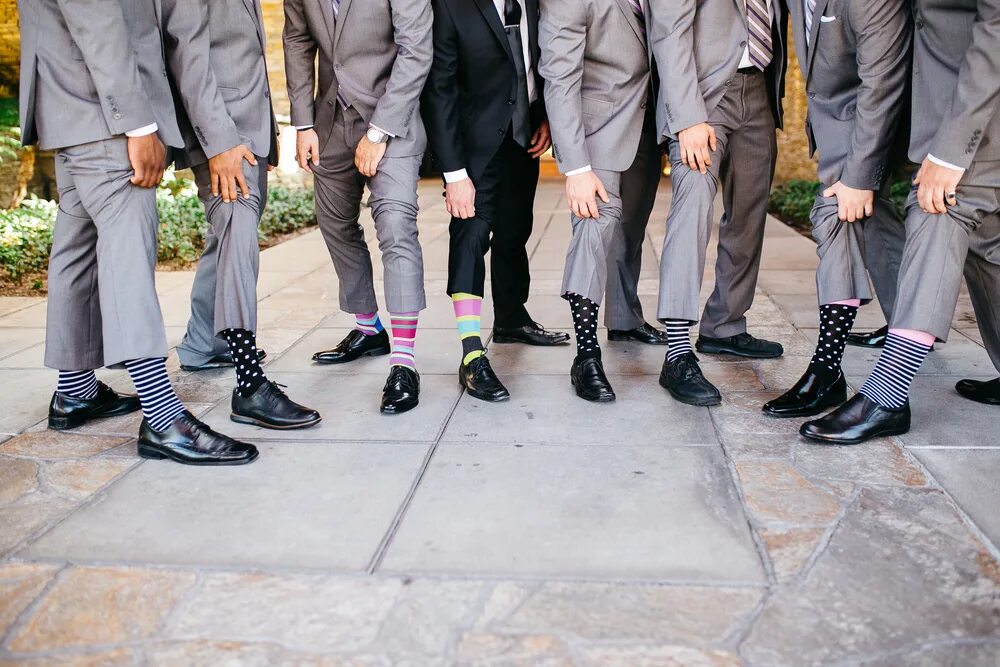 Цветные носки с костюмом. Мужские носки с туфлями. Яркие носки с костюмом. Цветные носки мужские под костюм.