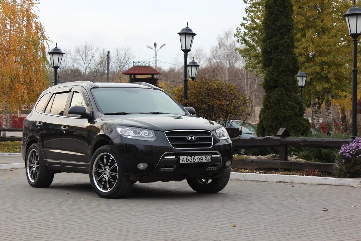 Тюнинг санта фе 2. Hyundai Santa Fe 2. Hyundai Santa Fe 2008 диски. Hyundai Santa Fe 2009 Tuning. Hyundai Santa Fe r20.