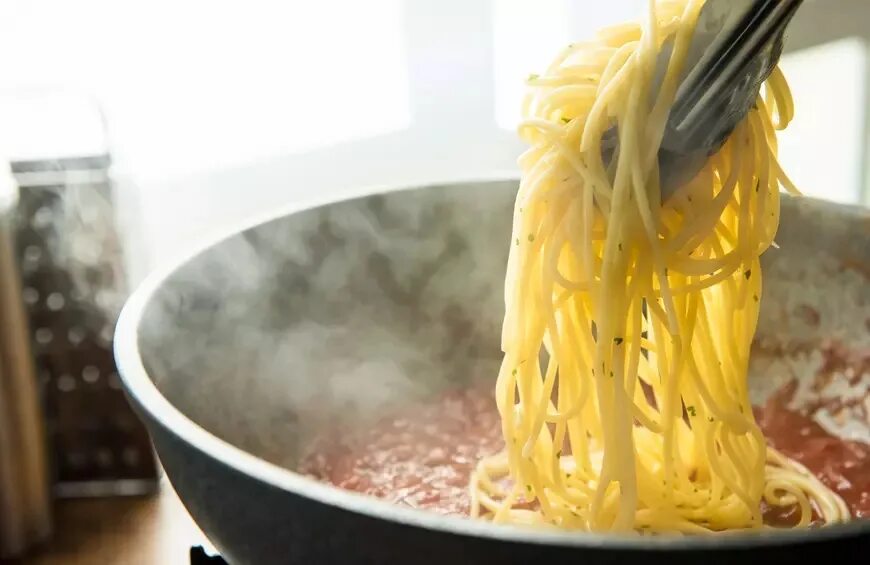 Промывать ли спагетти после варки. Перемешанный макаронах. Выложить макароны в форму. Как красиво выложить спагетти. Как красиво выложить спагетти на тарелку.