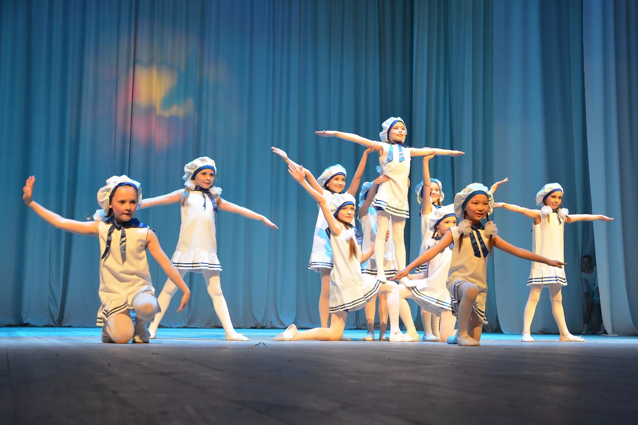 Образцовый хореографический ансамбль аллегро сибай. Татарский танец народный ансамбль байрам младшая группа. Ансамбль карамельки. Хореографический коллектив карамельки. Танец империи.