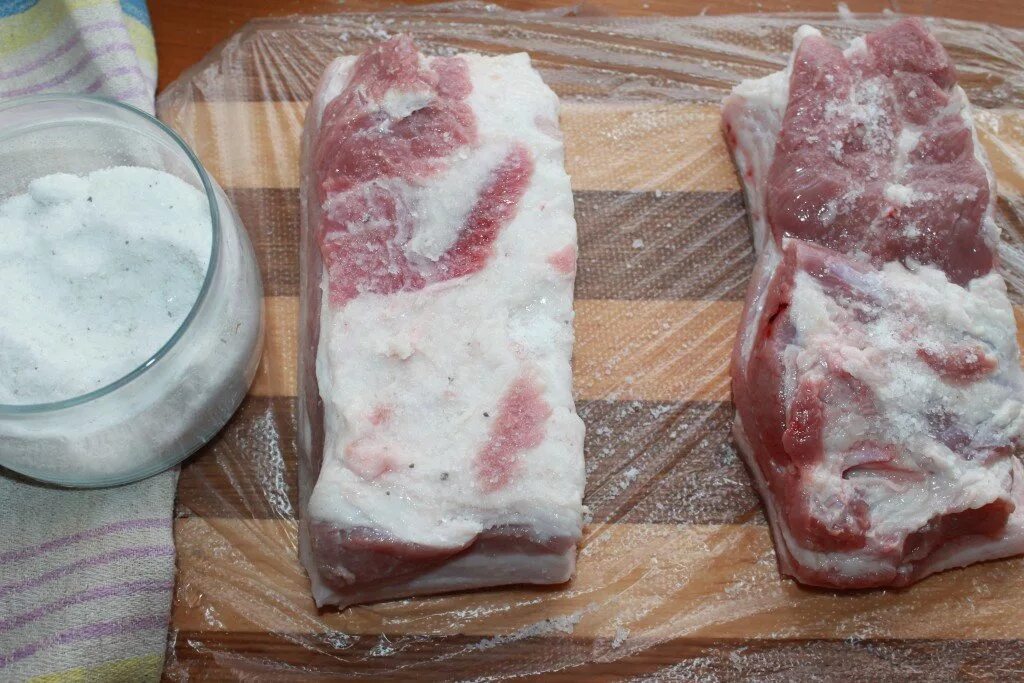 Как приготовить грудинку в кастрюле. Сало грудинка свинина вареная. Как приготовить грудинку в кастрюле. Грудинка свиная в луковой шелухе. Отварная грудинка в луковой шелухе свиная.