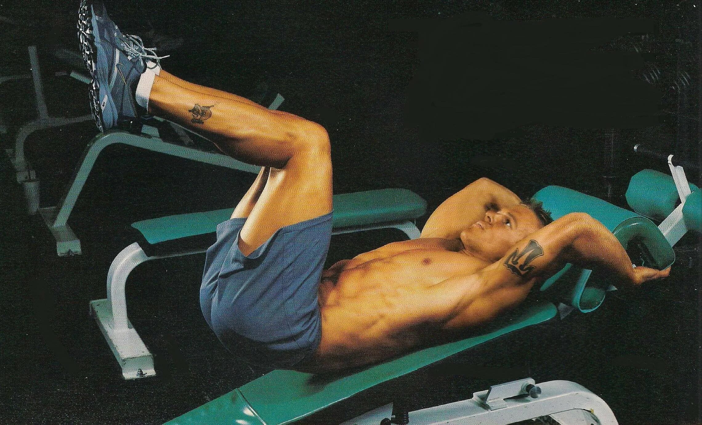 Скручивания на пресс на скамье. Скамья пресс ноги. Подъем ног на наклонной скамье на пресс. Подъем корпуса. Подъем ног на римском стуле.