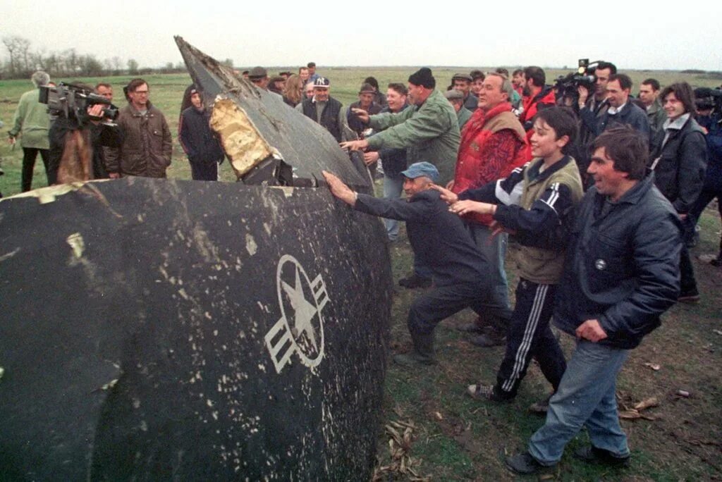 Нато сбитый самолет. F117 Югославия сбитый самолет. Стелс самолет f-117 Югославия.