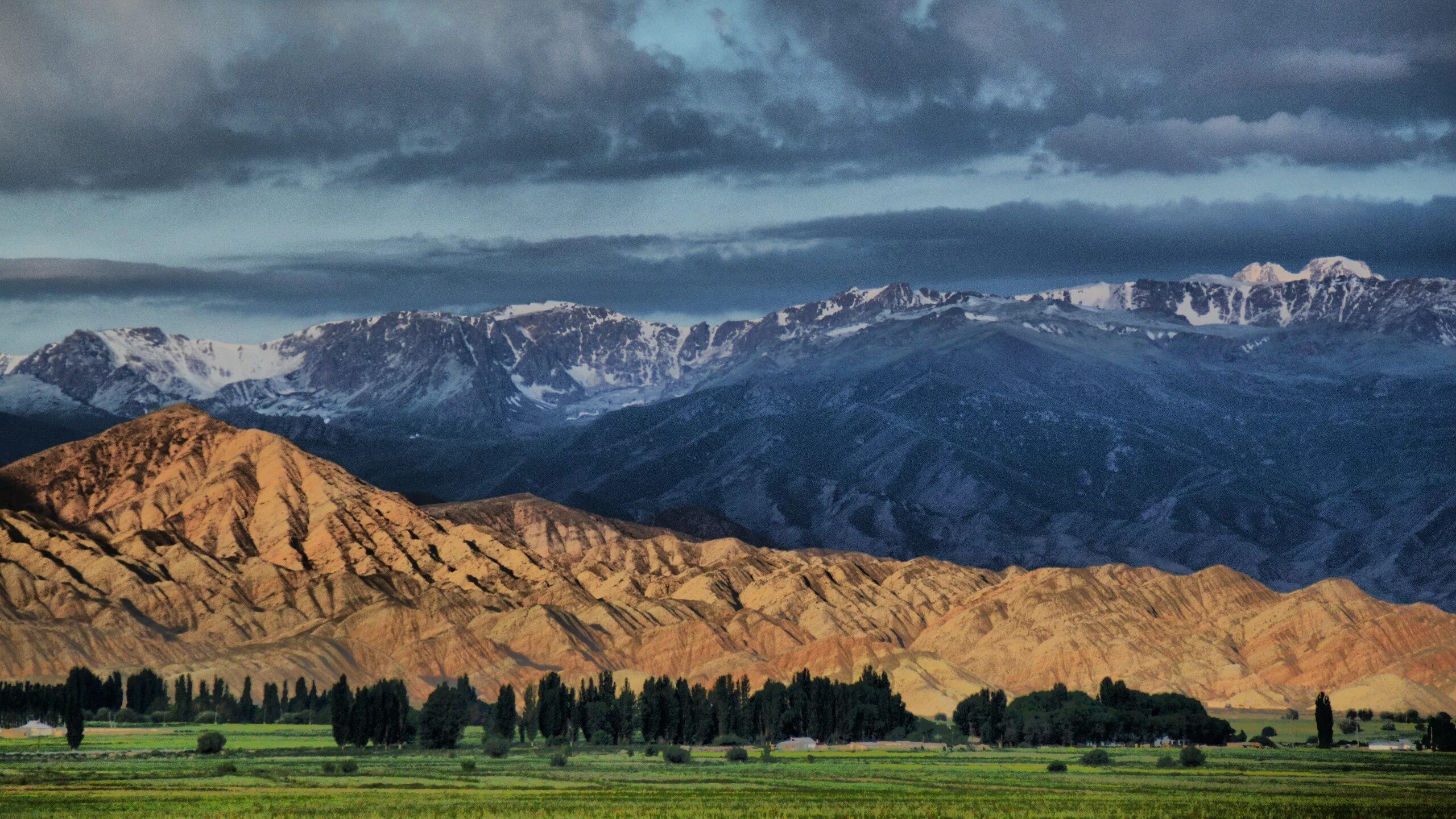 Тайвань кыргызстан. Таджикистан горы Тянь Шань. Кыргызстан горы Тянь-Шань. Природа Киргизия Тянь-Шань. Бишкек горы Тянь Шань.