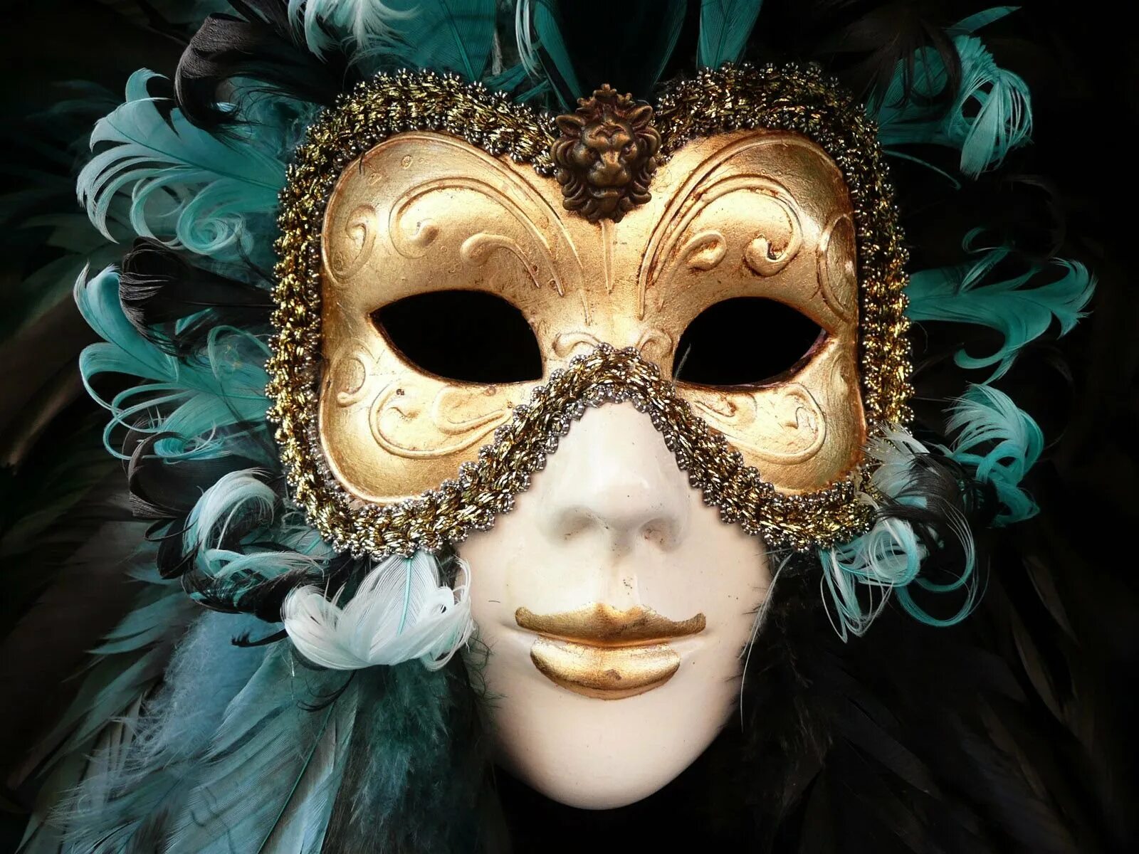 Понравилась маска. Джузеппе Верди "бал-маскарад". Венецианская маска Вольтер. Венецианская маска Арлекино. Венецианский карнавал Коломбина.