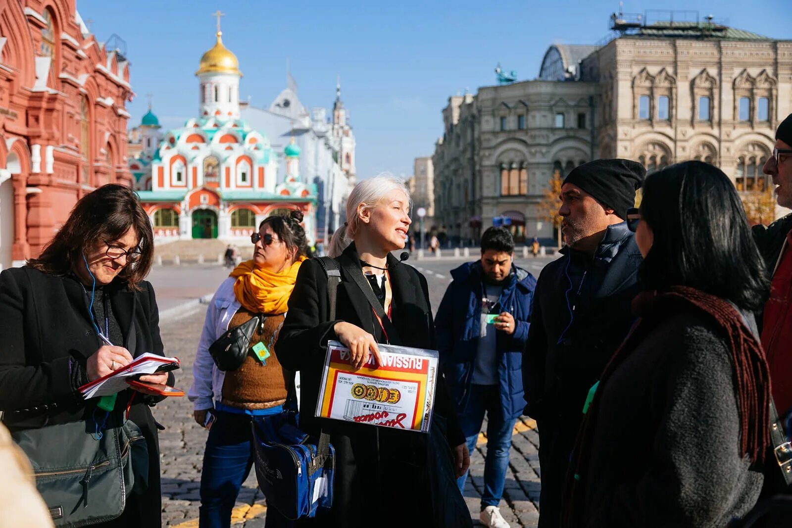 Главные новости популярные. Туристы в России. Туристы в Москве. Туристы в городе. Иностранцы в России.